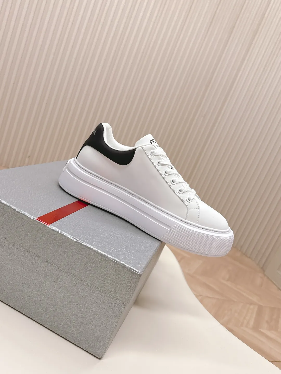 👟👟Ex-factory price 600👟👟 Prada 25ss new casual white shoes, couple style 👫 P fashion white shoes, re-released, high-quality shipments, elegant and generous, comfortable on the feet, super classic, super light and comfortable on the feet Fabric: silky cowhide Lining: water-dyed sheepskin lining + genuine leather foot sole: EVA outsole Code number: 35-45 (40 for women, 45 for men, customized)